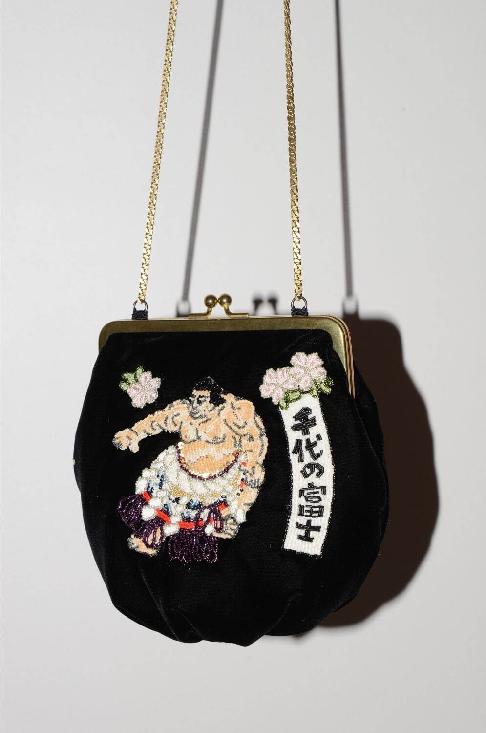 ケイタマルヤマの“千代の富士”ビーズ刺繍入り「利休バッグ」やカシミヤ