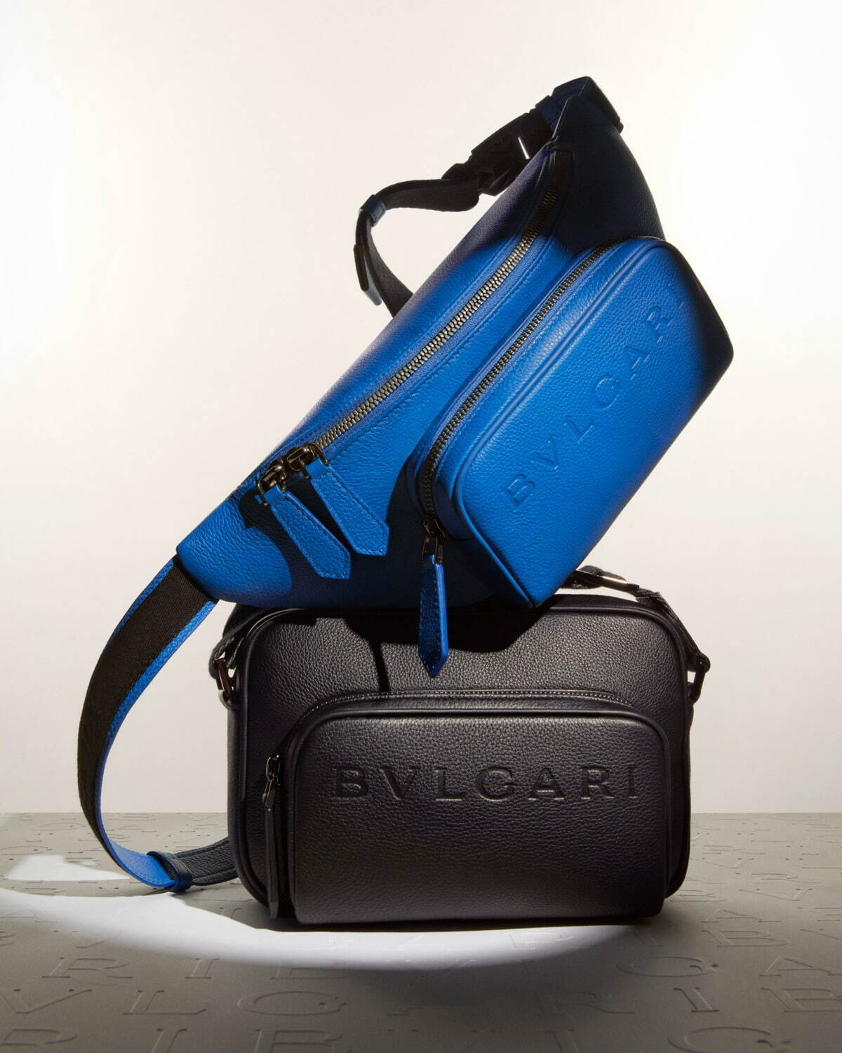 ブルガリの新作レザーバッグ、トートやブリーフケースなど全6型