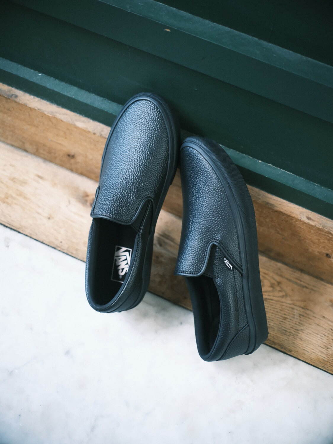 VANS凹凸感シボレザーの「スリッポン」“ドレスシューズ風”の新ユニ