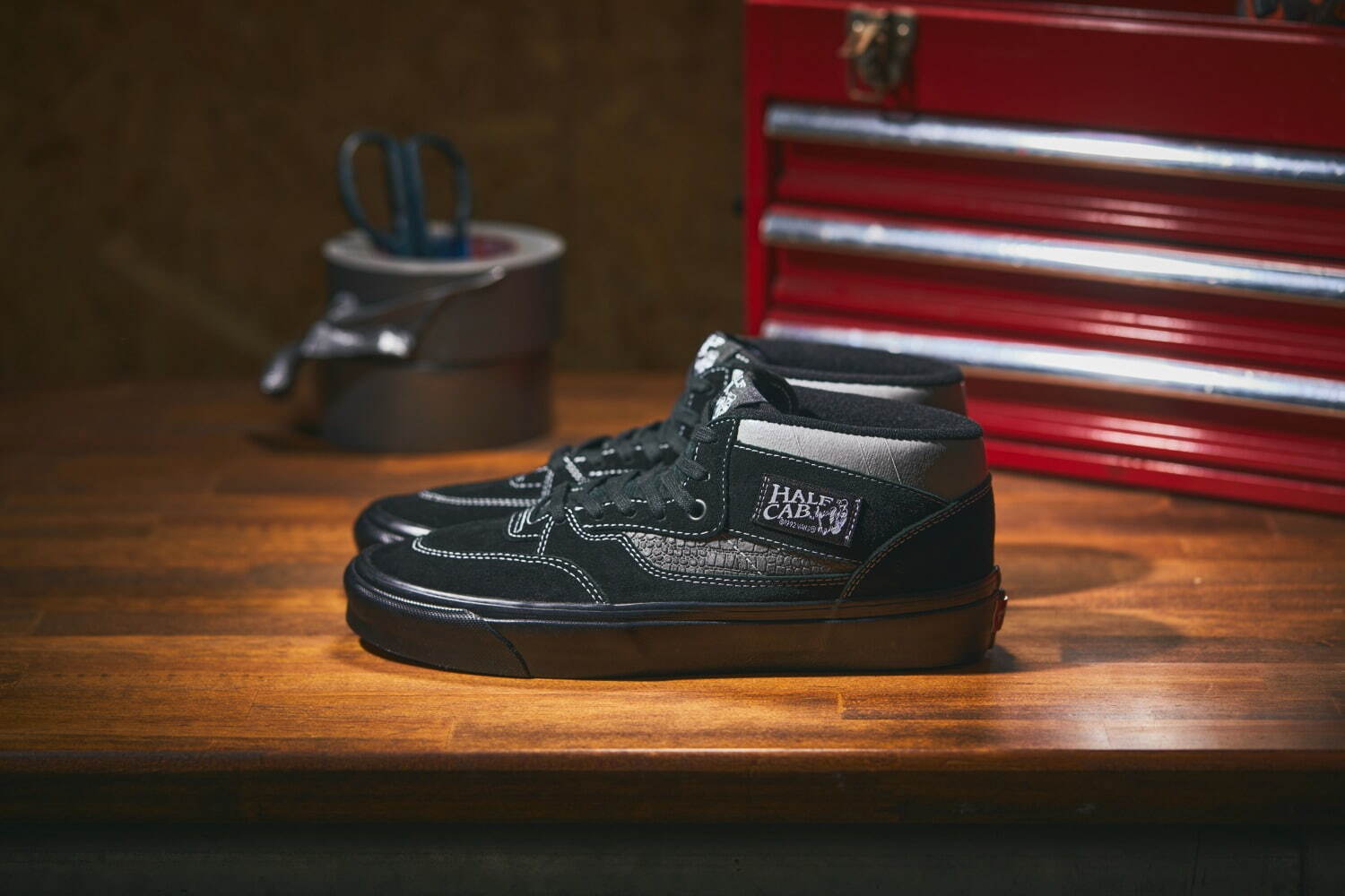 VANS新作スニーカー「ハーフキャブ」90年代に流行した“カスタム