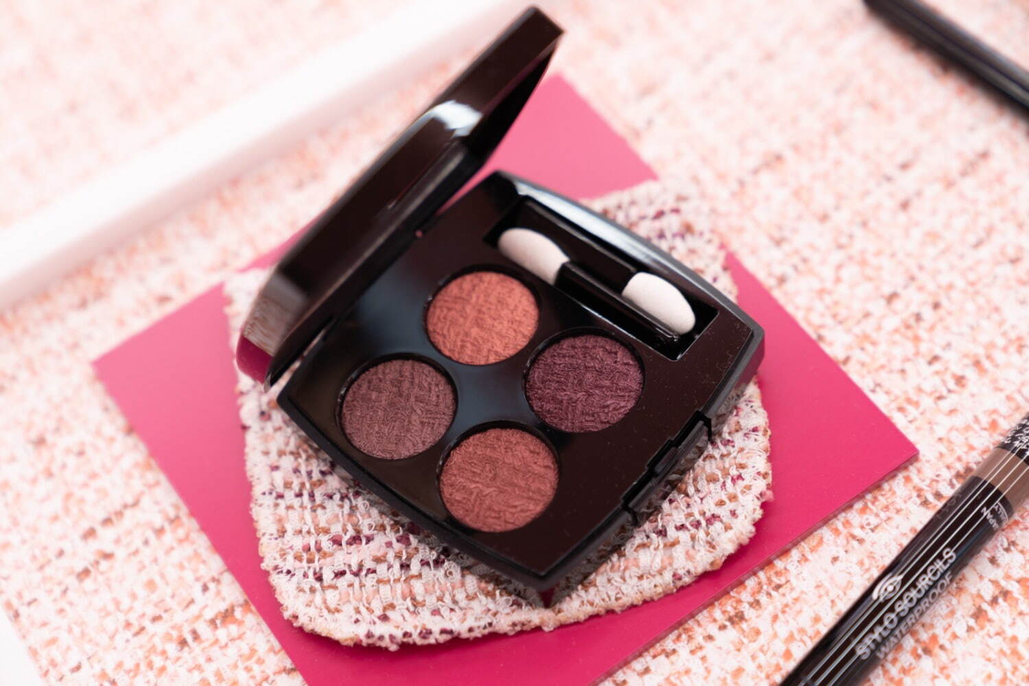 シャネル ビューティ ハウスに“架空の出版社”が出現、「ツイード