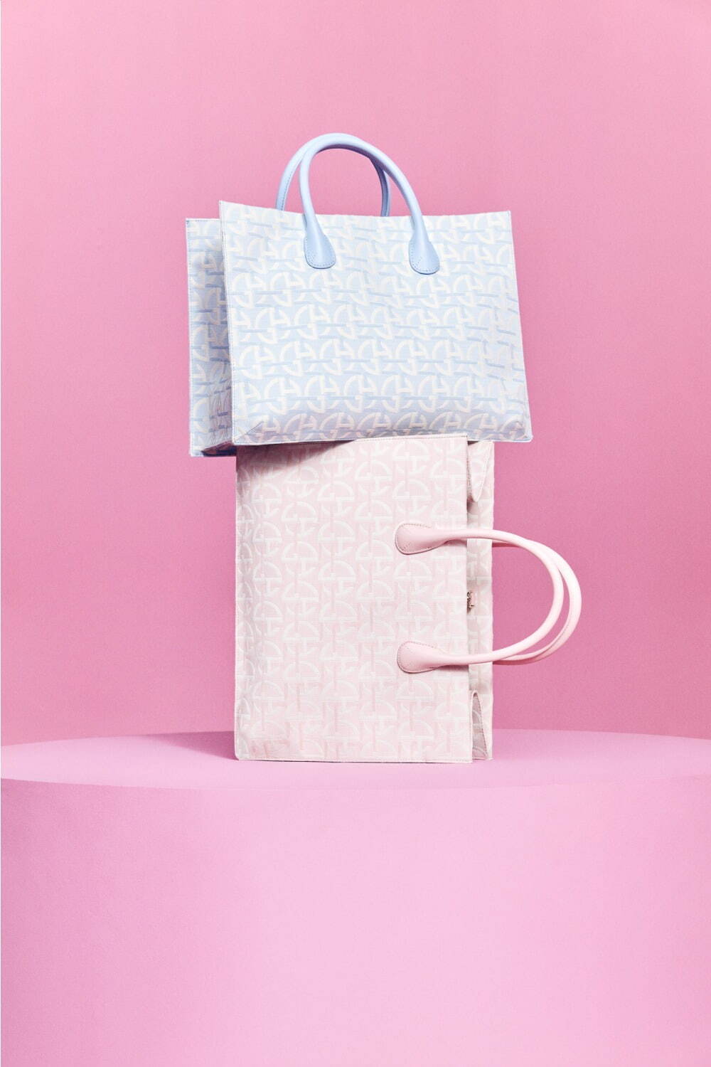 ジョルジオ アルマーニ ラ プリマ」アイコンバッグ、淡い色彩の限定