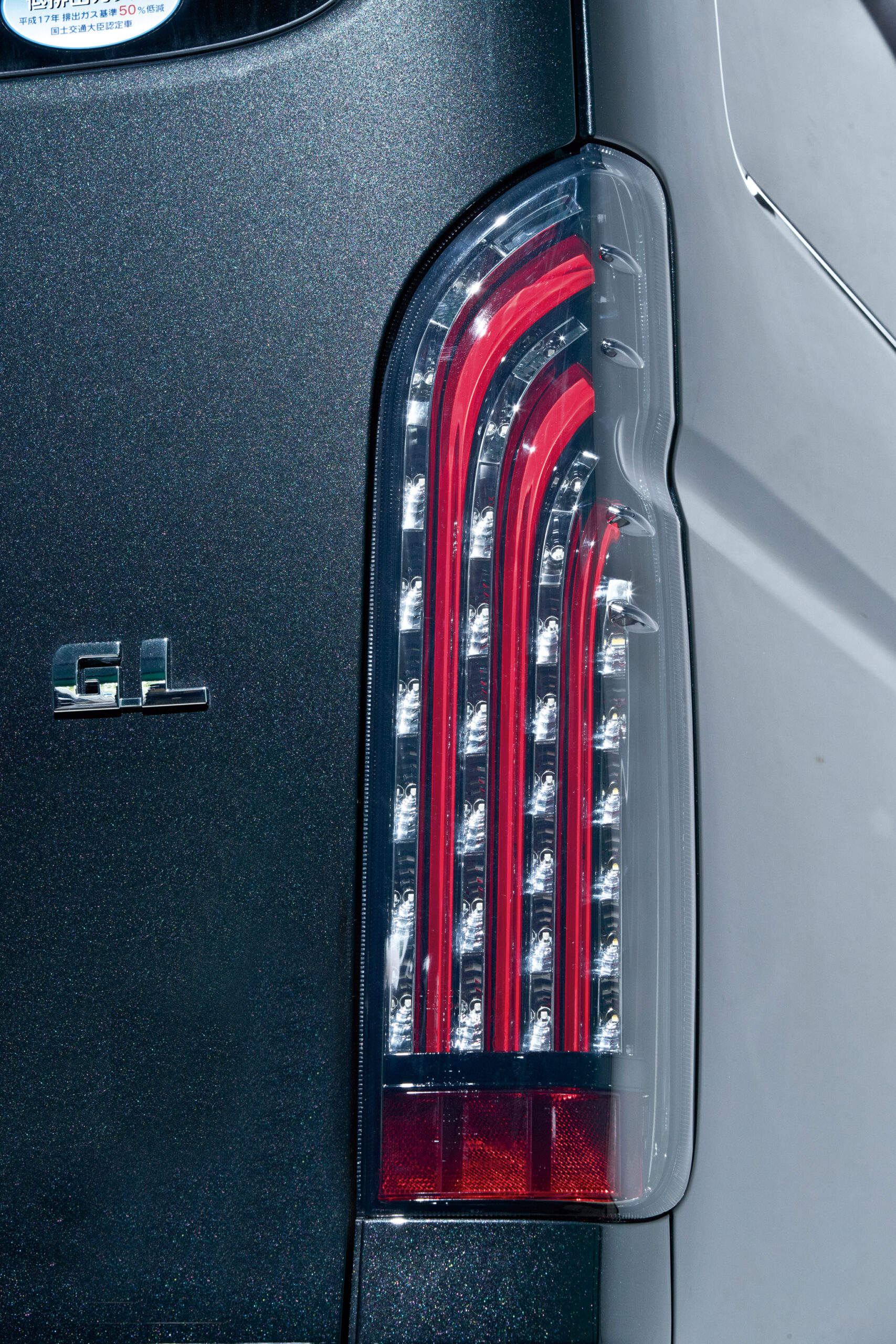 テールランプの交換でハイエースのリアスタイルをオシャレにカスタム