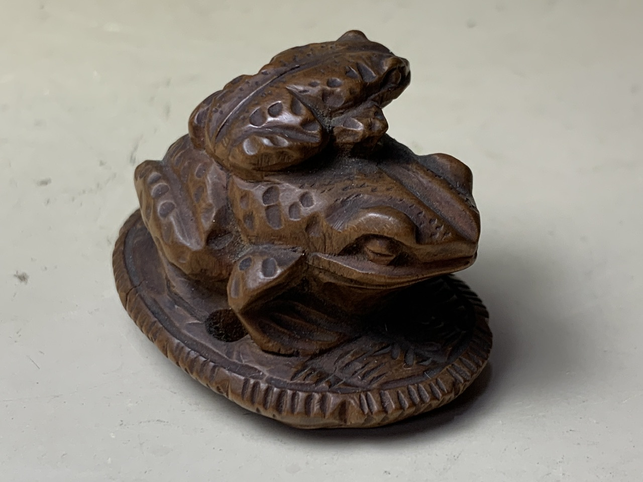 ギャラリー辰巳 - 伊勢根付け 蛙と草鞋（正直銘 | 古美術品専門サイト