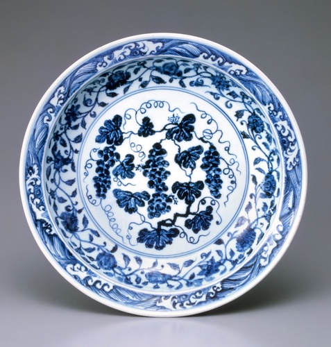 青花葡萄文盤 | 景徳鎮窯 | 収蔵品詳細 | 作品を知る | 東京富士美術館