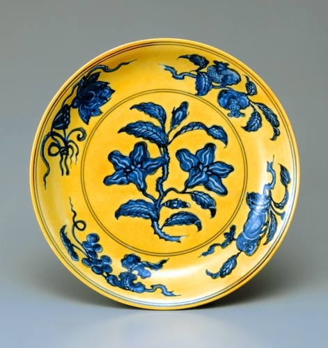 黄地青花花果文盤 | 景徳鎮窯 | 収蔵品詳細 | 作品を知る | 東京富士