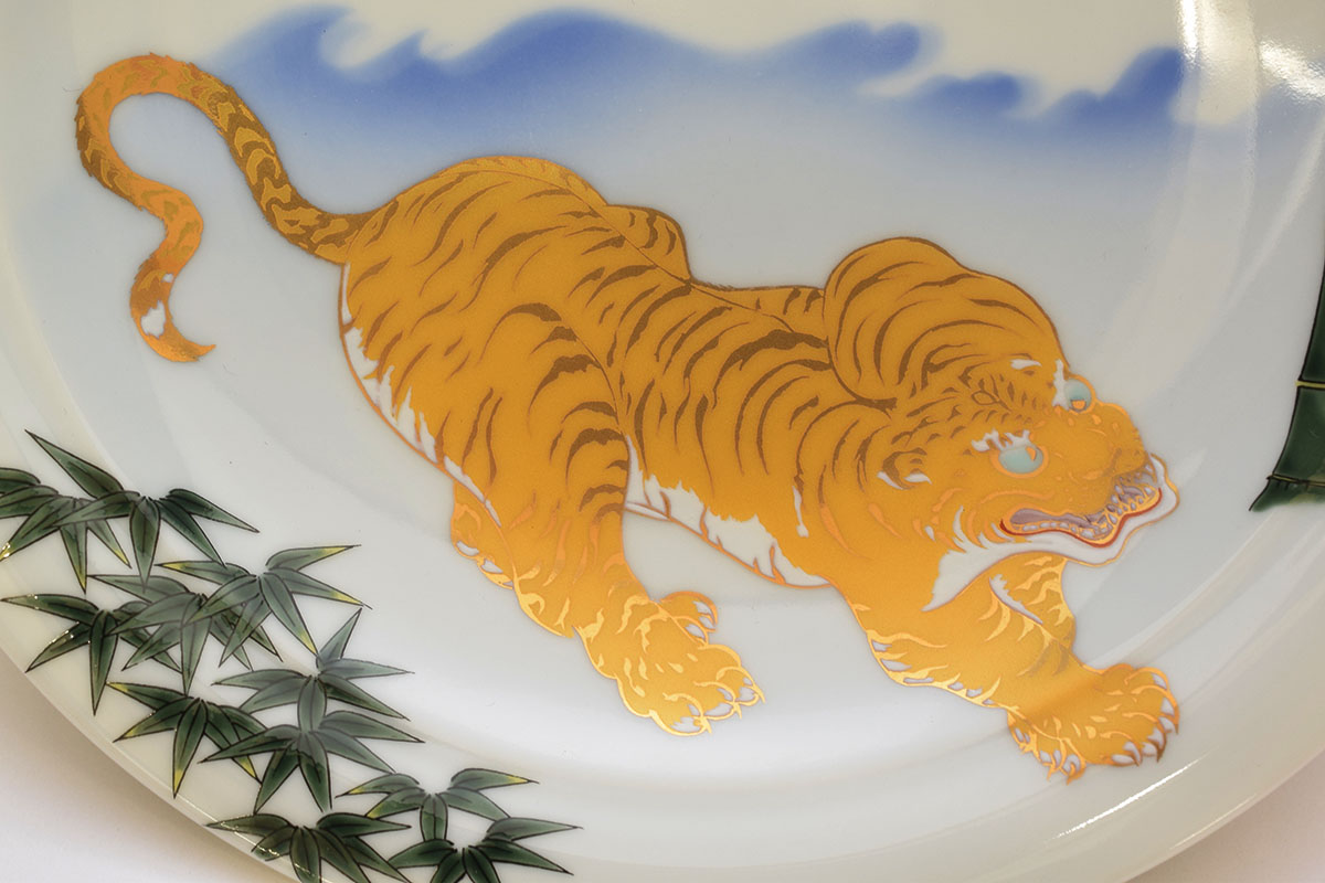 金色に輝く力強い姿はまさに武勇の象徴 令和4年『寅』染付富士に錦