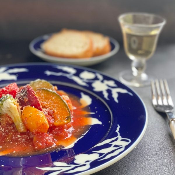 草花折枝白抜紋のプレートでかっこよく決まる | ギャラリー | 有田焼