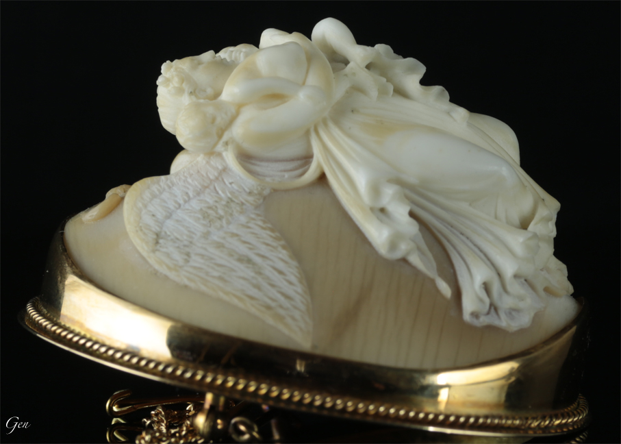 シェルカメオ 『夜の女神』 突起状｜アンティークジュエリー ルネサンス