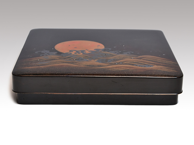 日の出に波蒔絵 硯箱 内側は月に秋草蒔絵 | 古美術ささき