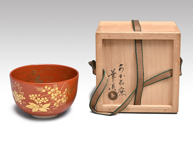 朱地金彩 四季草花茶碗 あかね窯 岡田華溪(作) 共箱 | 古美術ささき