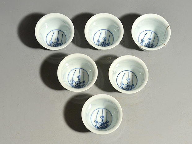 二代 平安 三浦竹泉（造）白磁染付梅花図茶碗 6客 共箱 仕覆付「縞