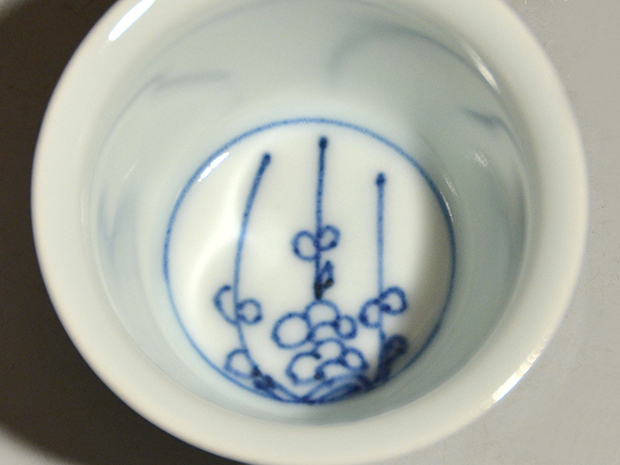 二代 平安 三浦竹泉（造）白磁染付梅花図茶碗 6客 共箱 仕覆付「縞