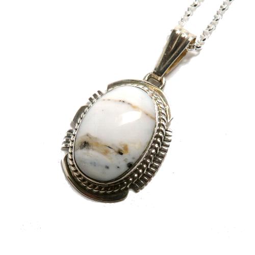 ナバホ族製作の ホワイトバッファロー，ドライクリークなどのホワイト