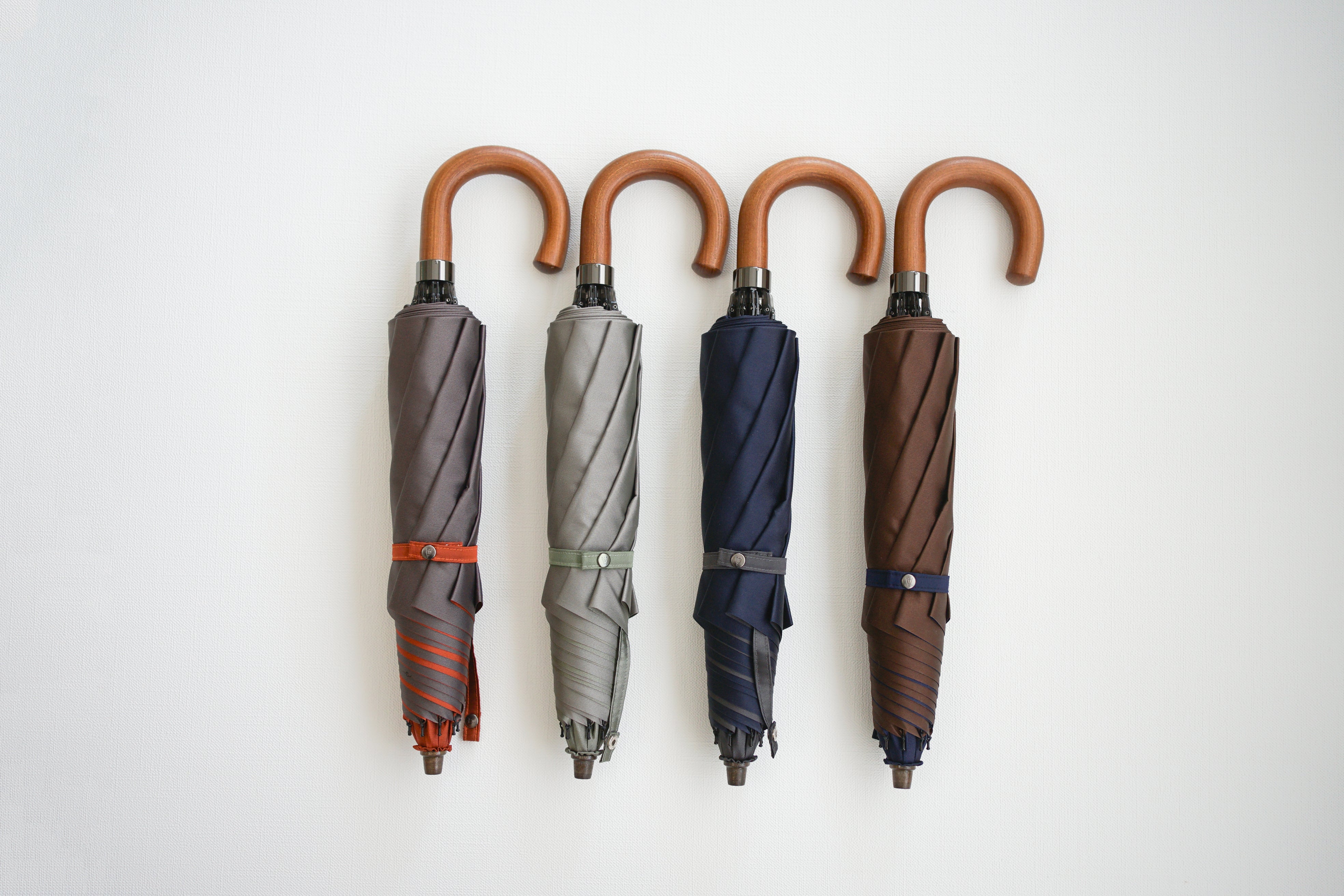 甲州織の2色の組み合わせと2WAY仕様が魅力のメンズ折りたたみ傘 – 傘