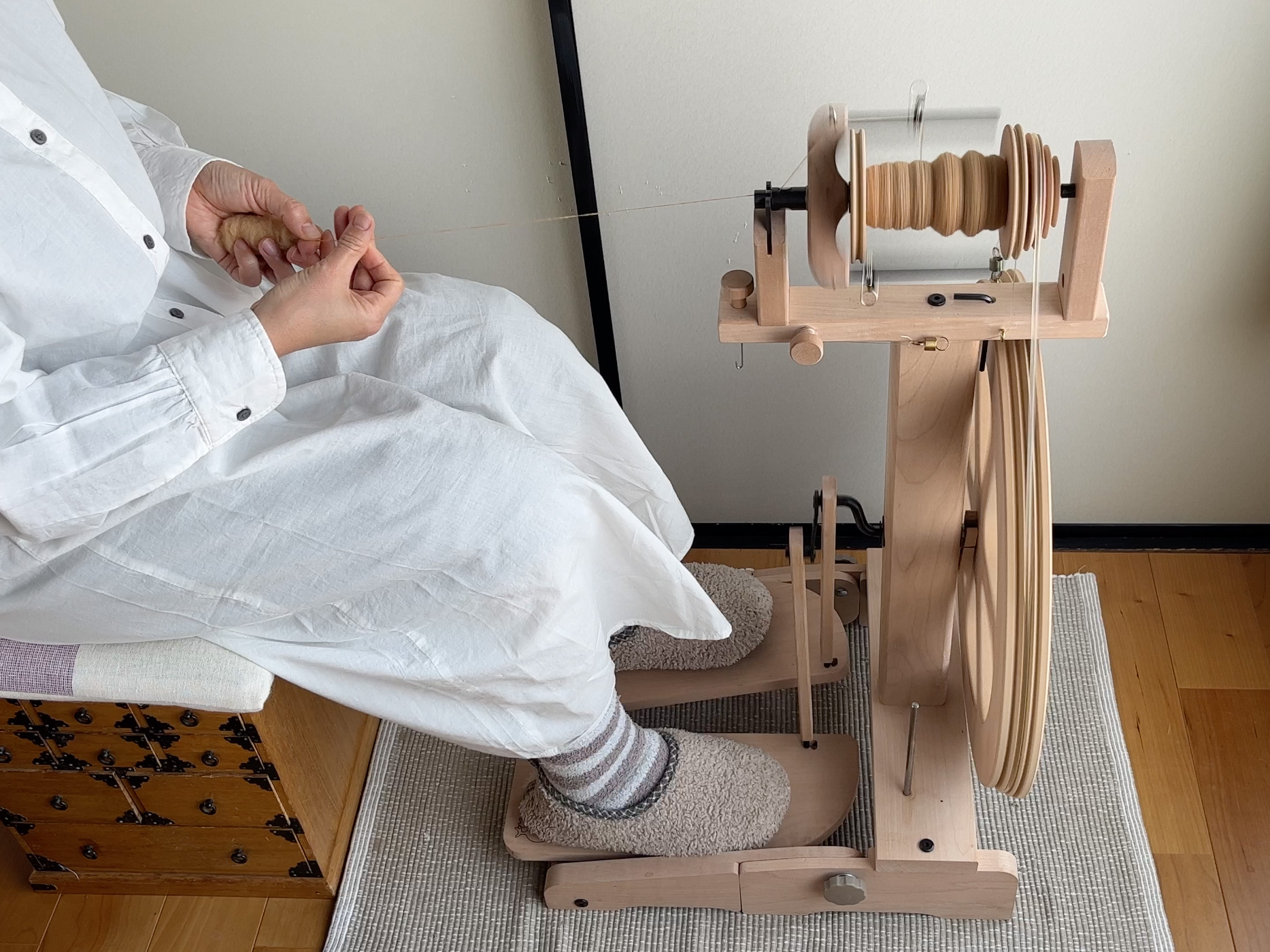 糸を紡ぐ episode 9「紡毛機（紡ぎ車）で和綿を紡ぐ」 | 木紋家／茶縞染織