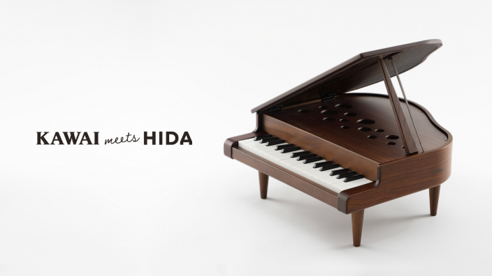 飛驒産業とのコラボレーションによる『天然木の高級家具調ミニグランド