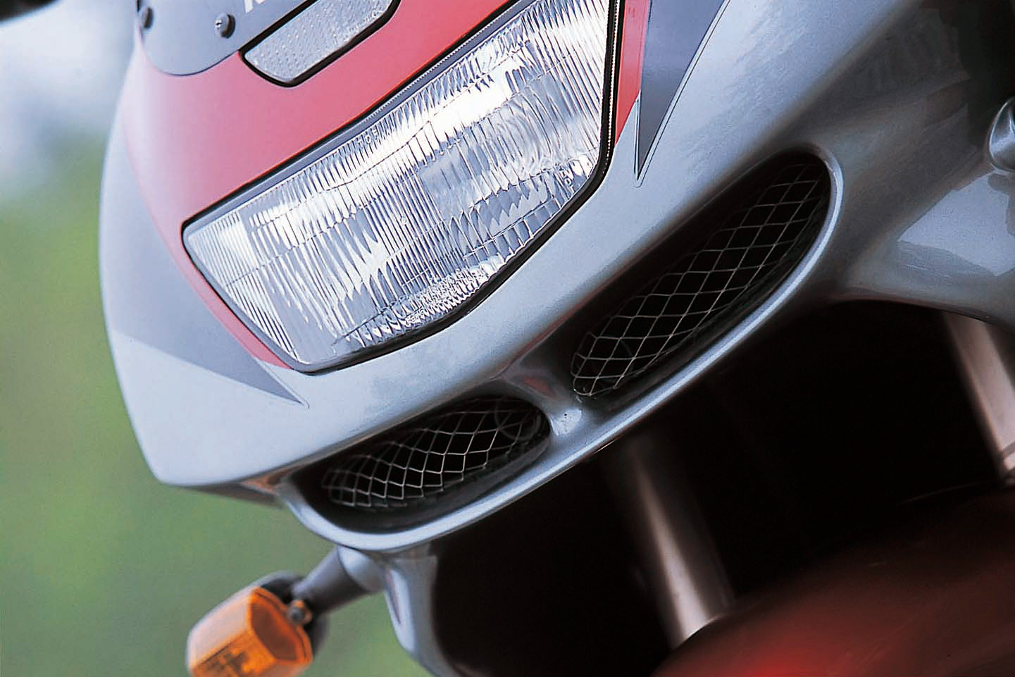 ZXシリーズの礎を築いたコーナリングマシン／ZX-9R(B) | 試乗・車両