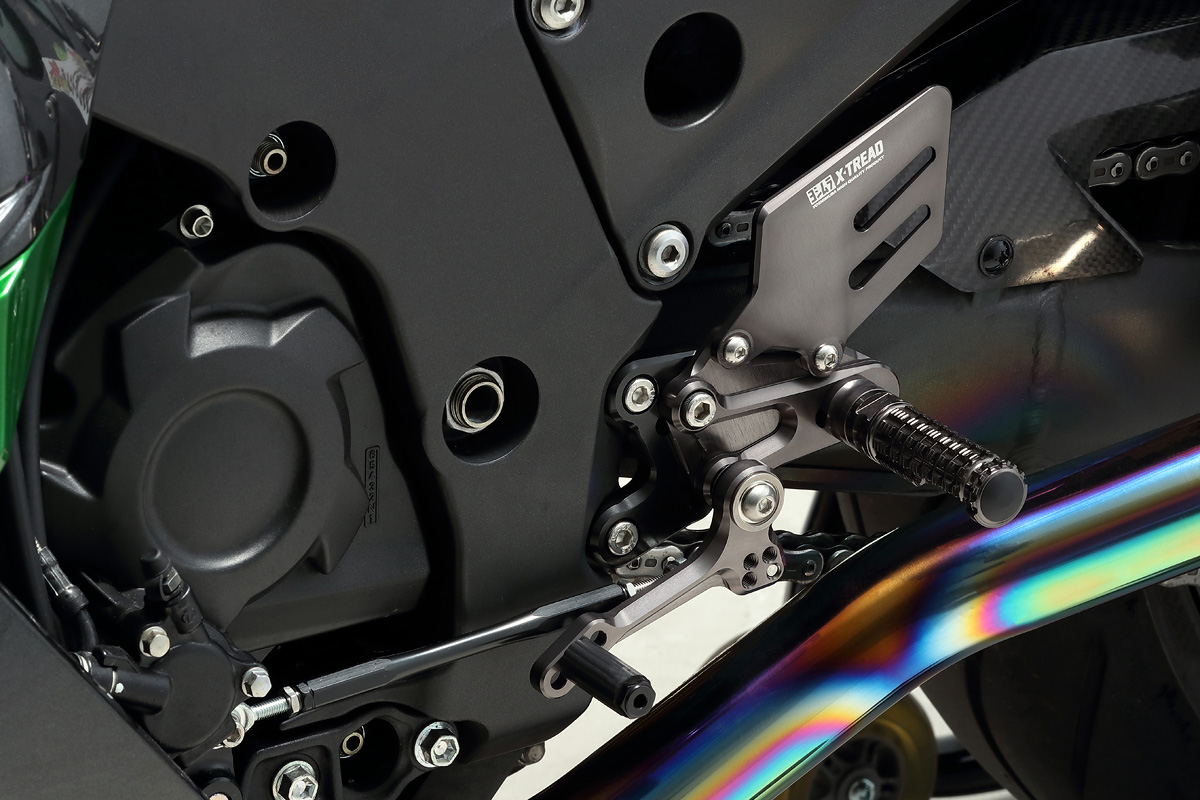 ヨシムラジャパンが、Ninja ZX-14R用ステップキットX-TREADを発売開始