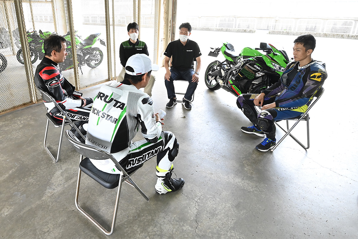 Ninja ZX-25R座談会 〜カワサキ開発者&和歌山&鶴田〜 | 試乗・車両解説