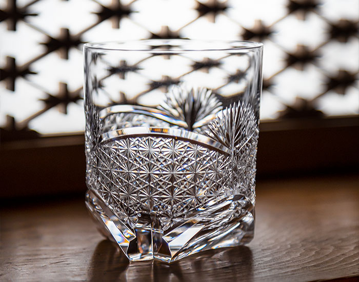 江戸切子 ロックグラス＜笹っ葉に菊つなぎ紋＞ | カガミクリスタル