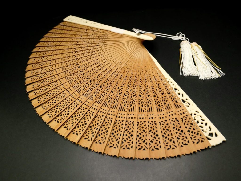 白檀象牙扇子（6寸5分）2023-5｜希少な白檀×透かし彫り象牙親骨+