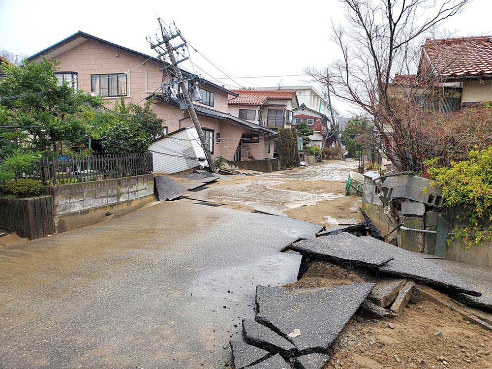 噴き出す泥水、傾いた家 石川・内灘町で液状化深刻「住み続けられる