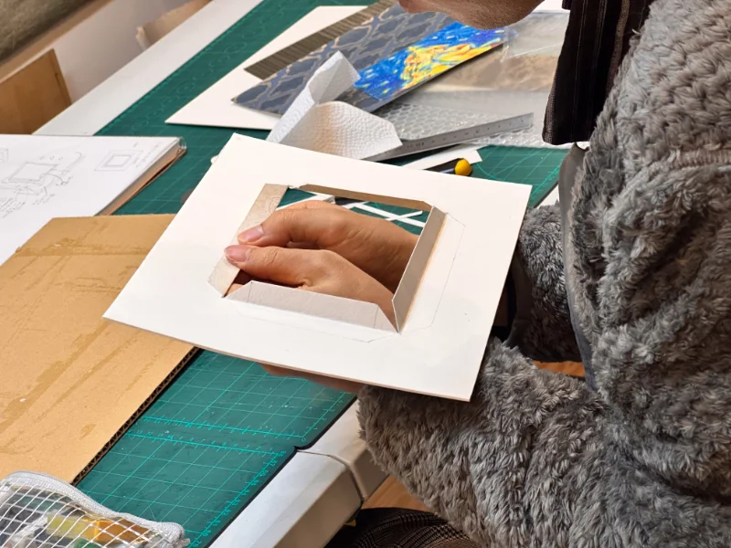 アトリエ中大江公園前》フランス額装制作に取り組んでおります