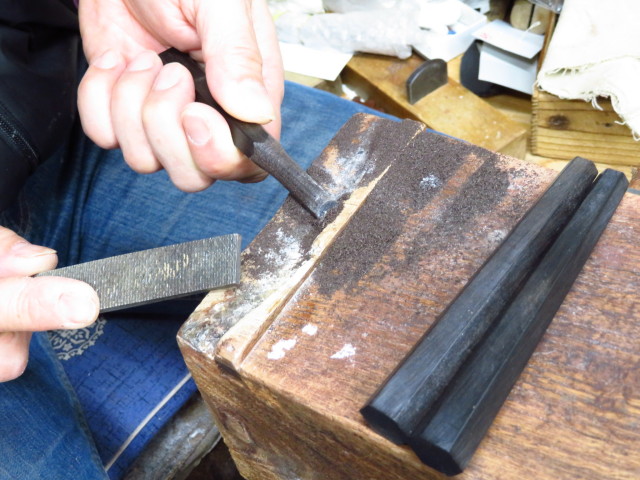 三味線・お琴の老舗 菊岡 中むら】三味線 糸巻き取り換え 紅木張り 素