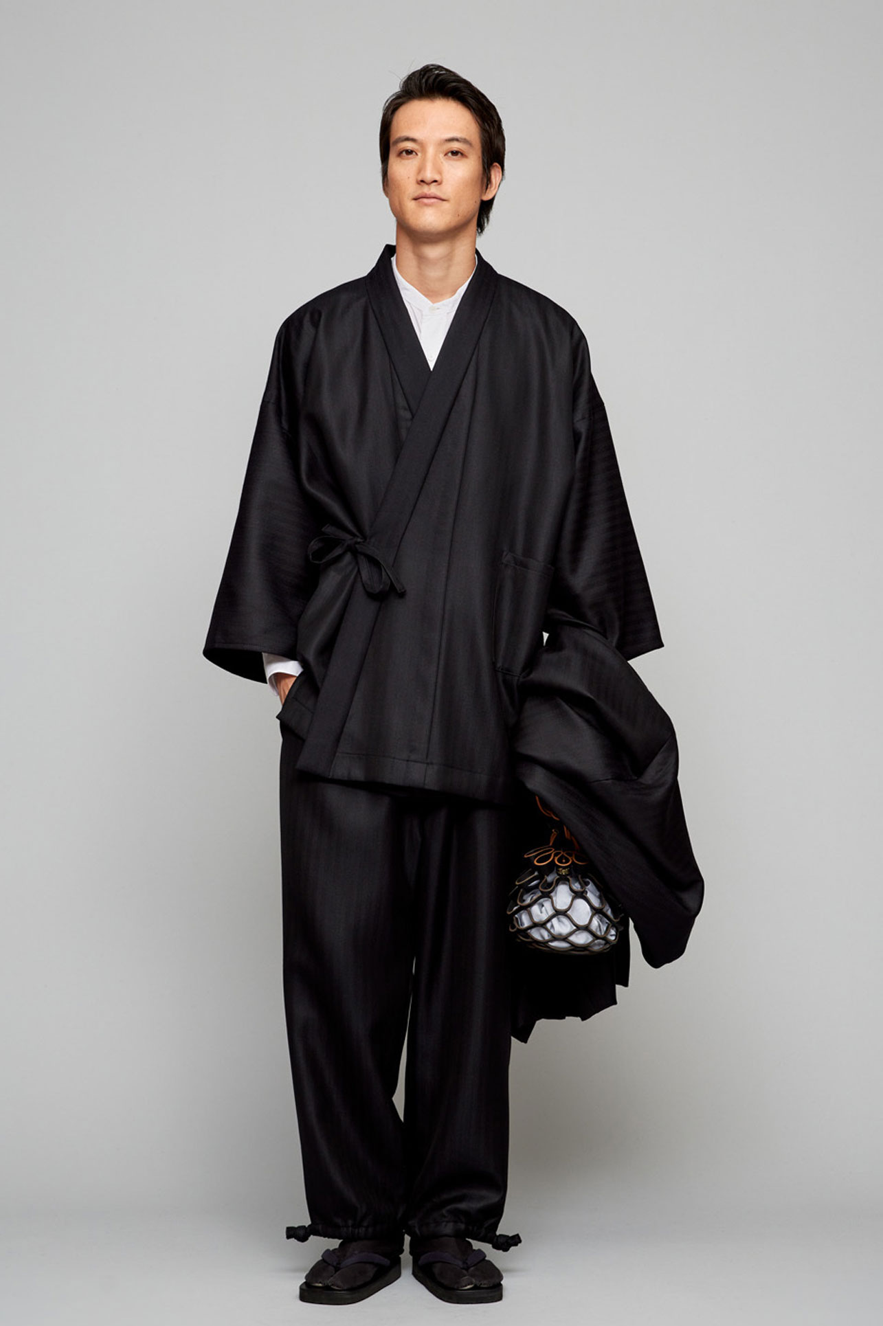 Y. & SONS＞最高級ウールを使用したオリジナルのリバーシブル生地より