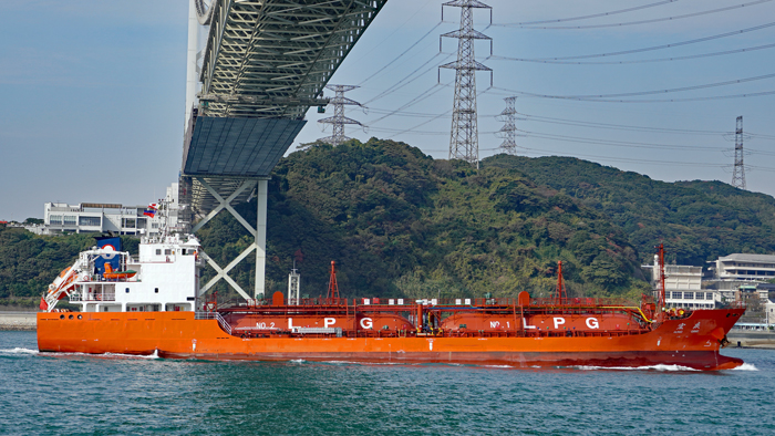 KiPiOの散歩道 船☆大きなガスタンクを積んだ船