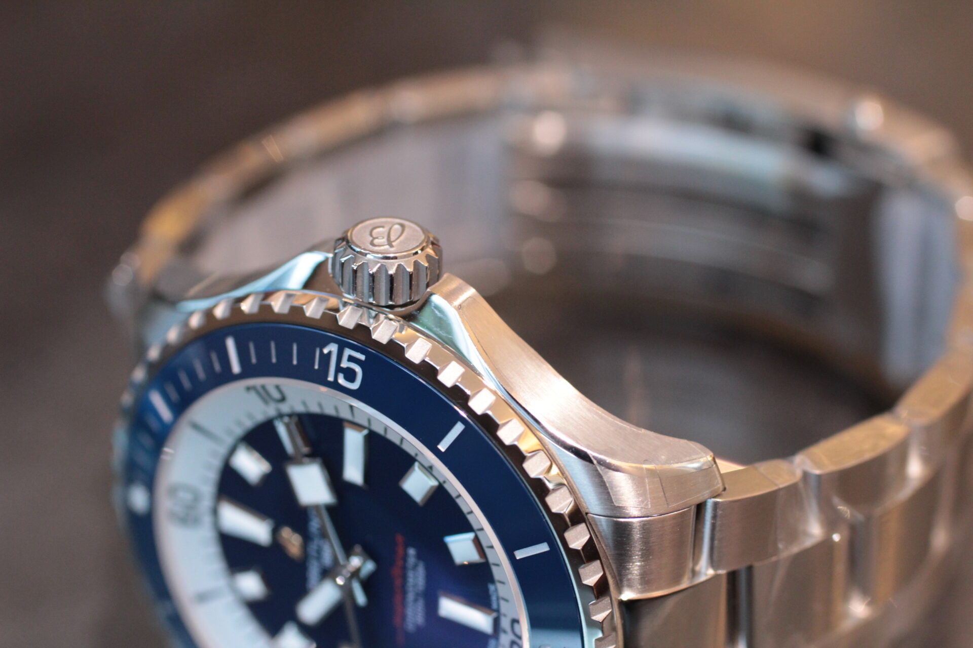 ブライトリング】濃い青×白ダイヤルがお手元に映える スーパー
