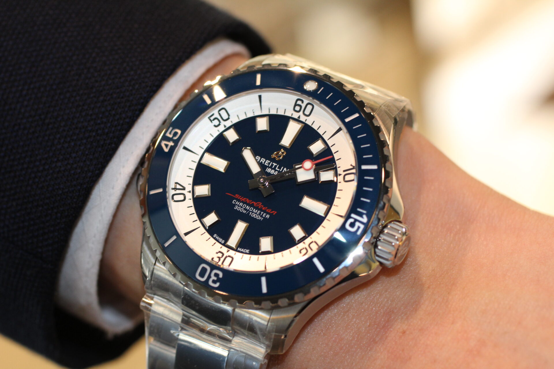 ブライトリング】濃い青×白ダイヤルがお手元に映える スーパー