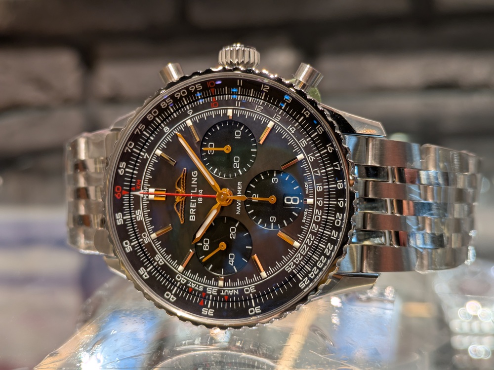 ブライトリング】日本限定の特別なナビタイマー！神秘的なブラック
