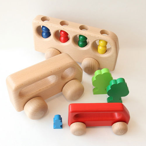 ケラー社 4人乗りバス：お客さんが乗り降りする楽しいバス | krtek