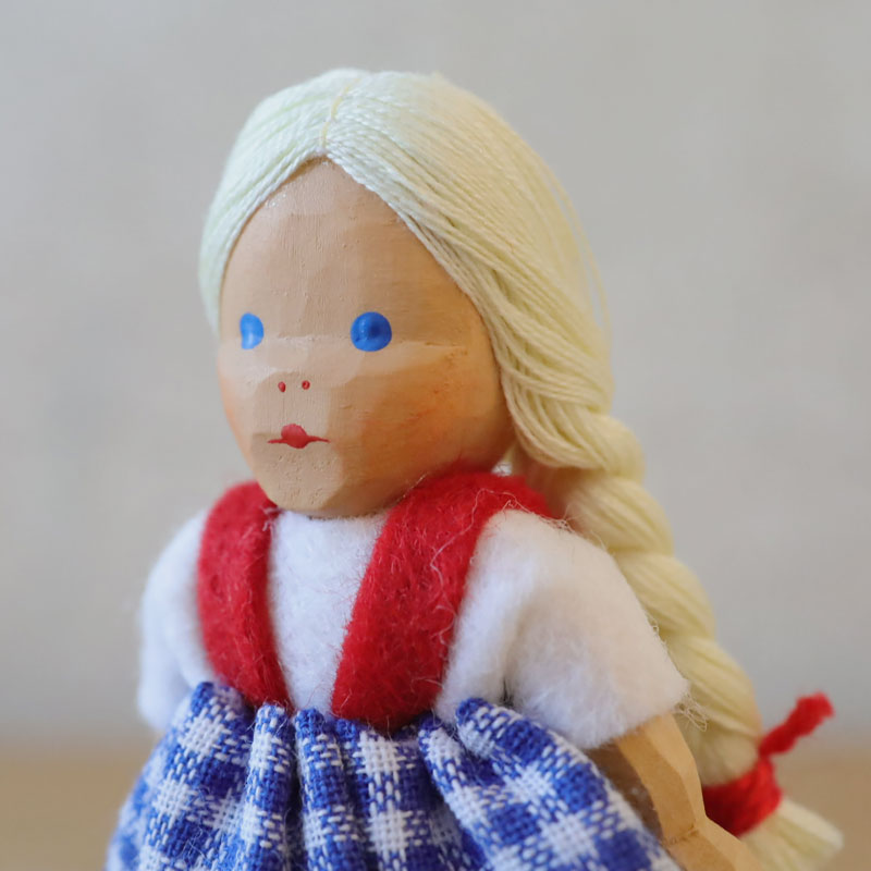 ハーンのお人形・女の子：気品あり味わい深い手掘りのお人形 | krtek