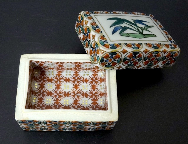 東京都内にて、九谷焼の巨匠 北出不二雄の色絵更紗 竹文盒子をお譲り