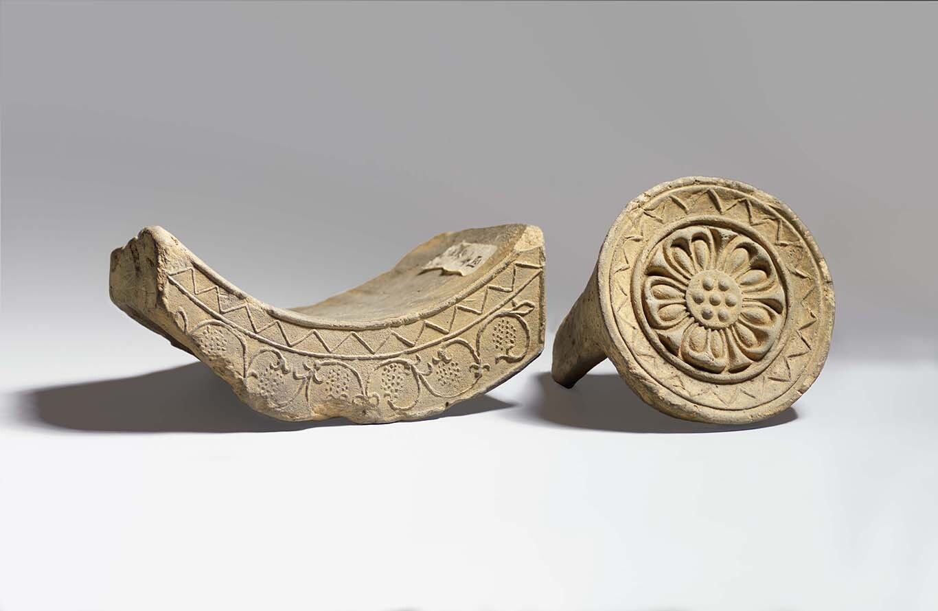 葡萄唐草文軒平瓦｜公益財団法人 黒川古文化研究所