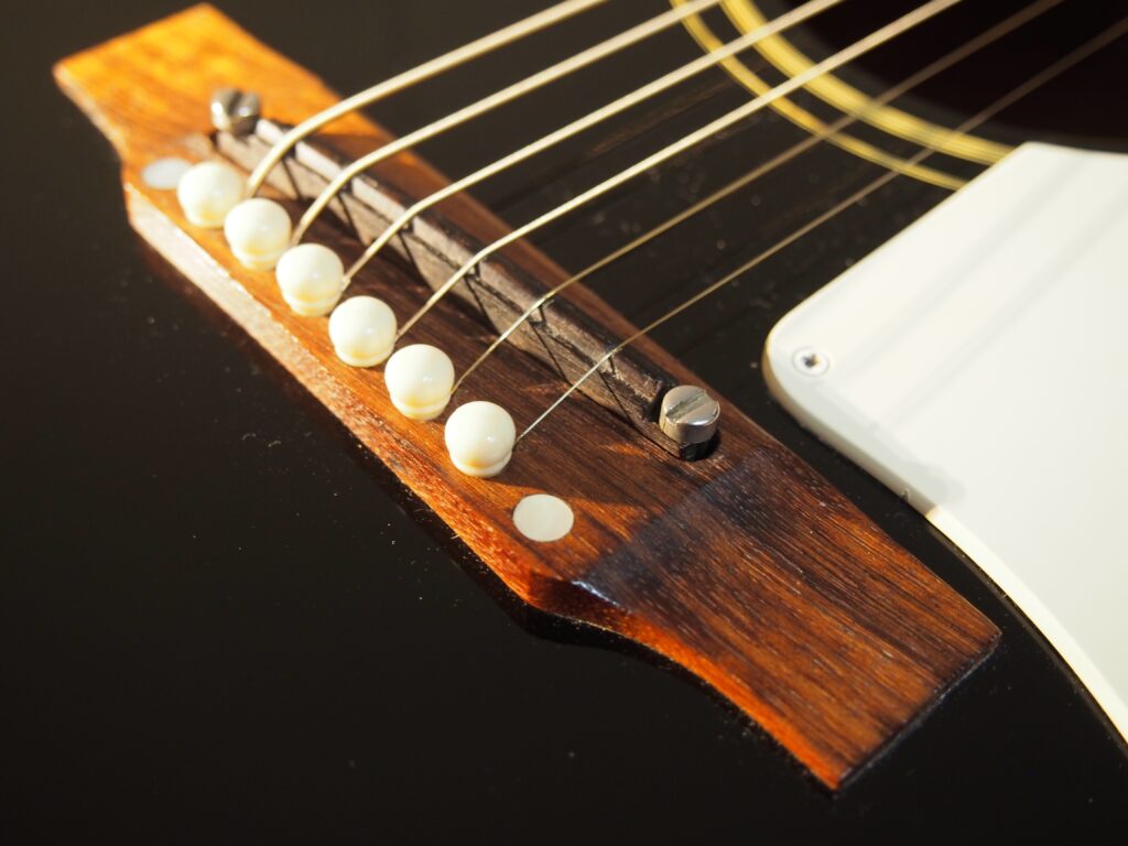 歌い手に愛されるGibsonアコースティックギター、J-45とHummingbirdの