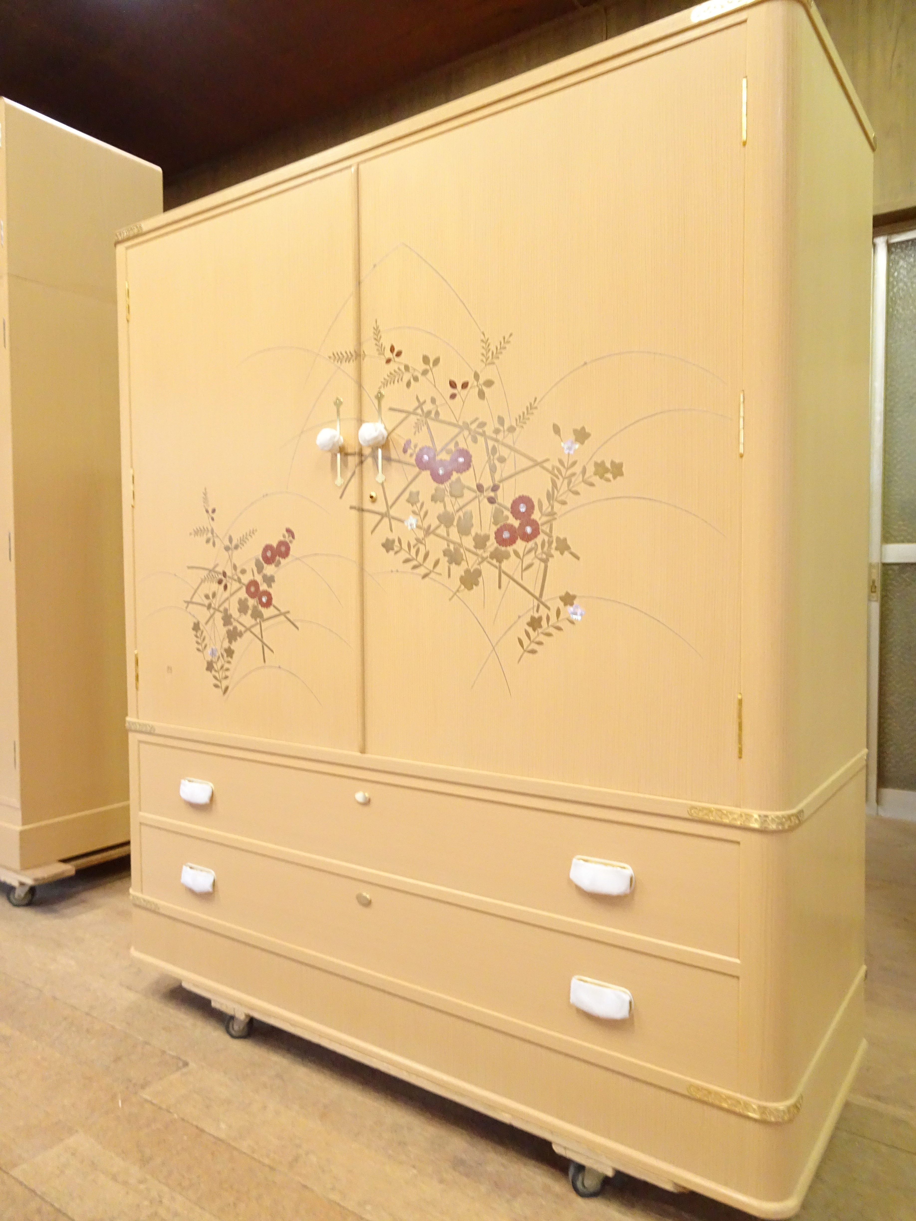 桐箪笥の最高峰 初音の蒔絵入りのこだわりの小さめの最高級桐箪笥のお