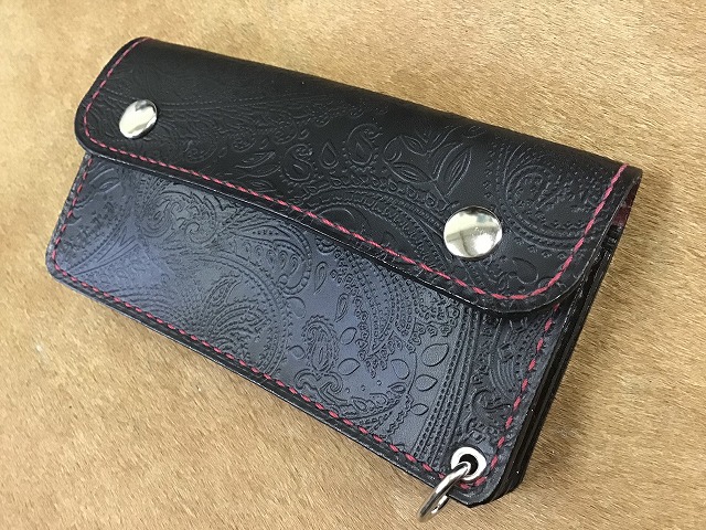革工房ホークフェザーズ / ペイズリー型押しトラッカーウォレットA1/赤