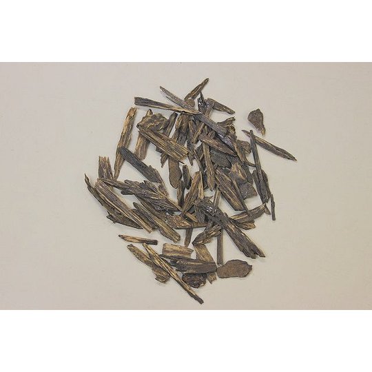 カリマンタン産のタニ沈香のツメ状で香りに苦みと辛みがあり、油分が