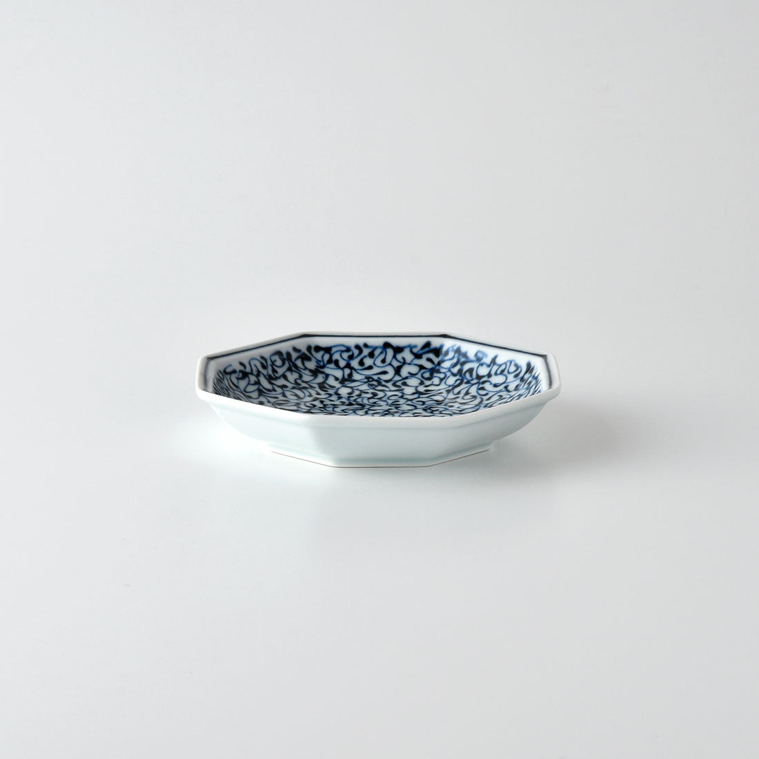 染付地紋 八角取皿 唐草 | 白山陶器直営オンラインストア