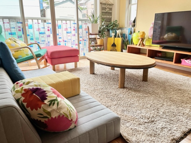 カラフルなクッションで “積み木” らしいつみきソファ！ – ローソファ