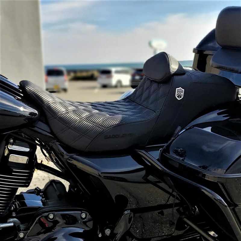 SDC×Saddlemenの最強タッグ再び！新型FLTR/FLHX対応シートや各ハーレー