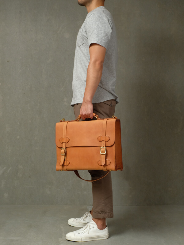 A4ファイル対応のクラシックな二本ベルトブリーフケース / 革鞄のHERZ