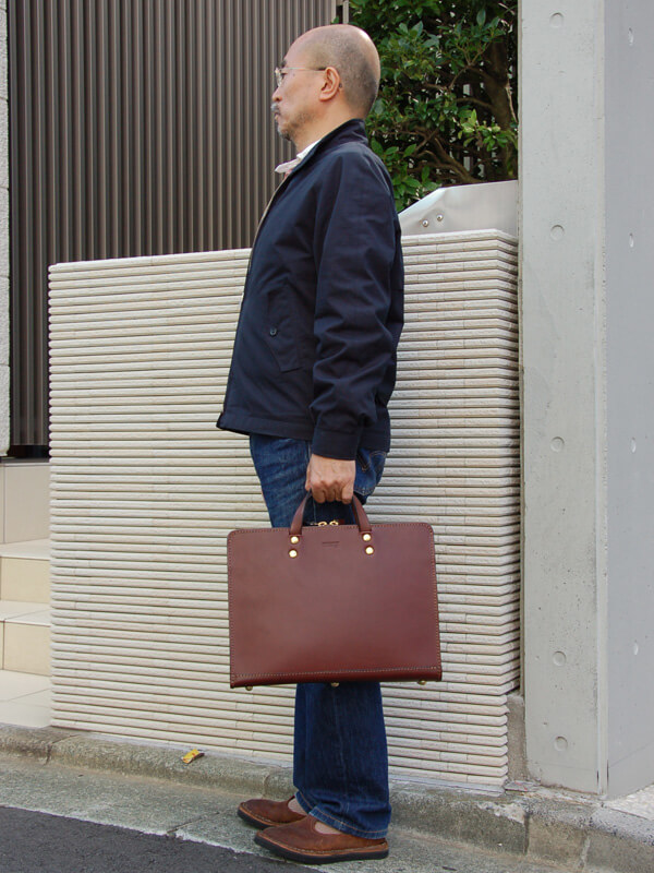 ラウンドファスナーとあおりポケット付の二本手ビジネスバッグ / 革鞄