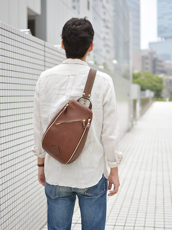 両方向から荷物を取り出せるスポーティーな本革ボディバッグ / 革鞄の