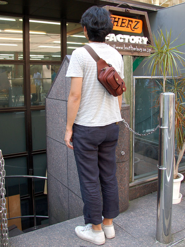 メンズ・レディース問わず使える2ポケットの本革ウエストバッグ / 革鞄