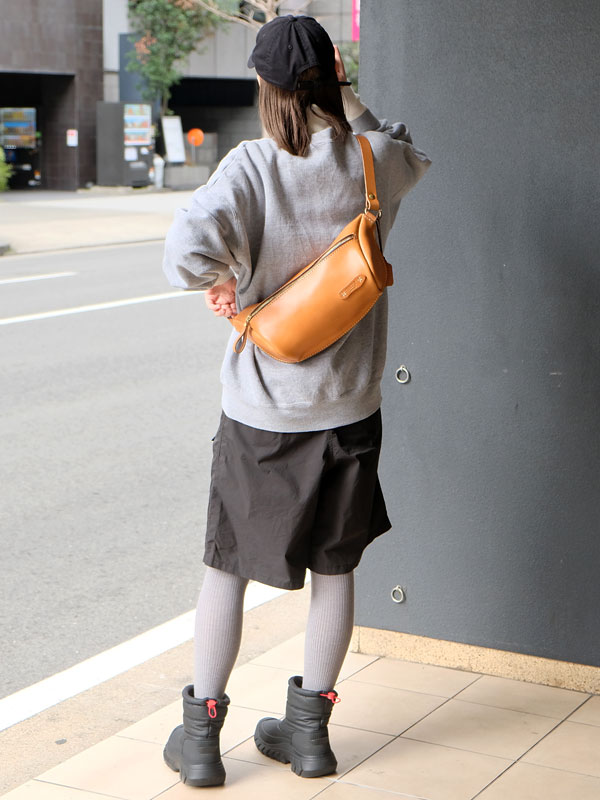 メンズ・レディース問わず人気の横型レザーボディバッグ / 革鞄のHERZ